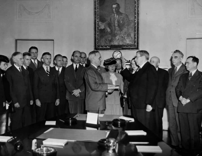 Le juge en chef Harlan F. Stone faisant prêter serment à Harry S. Truman dans la salle du Cabinet de la Maison Blanche, le 12 avril 1945