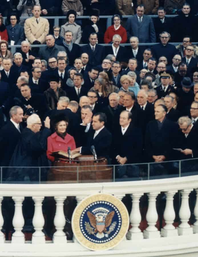 Le juge en chef Earl Warren faisant prêter serment à Richard M. Nixon sur le portique est du Capitole des États-Unis, le 20 janvier 1969