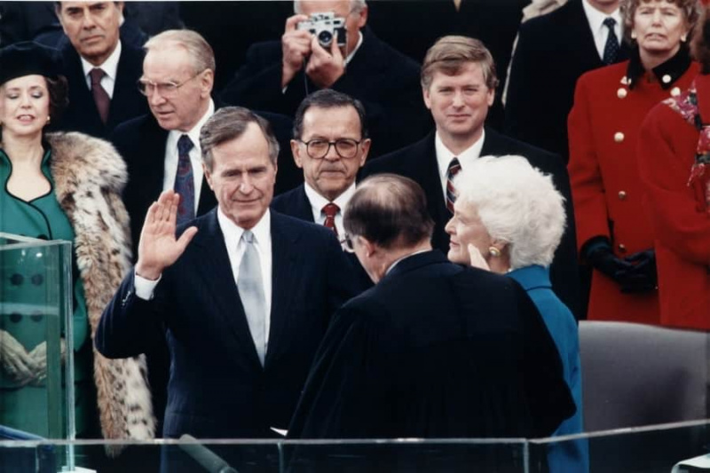 Bush senior v obleku 1989