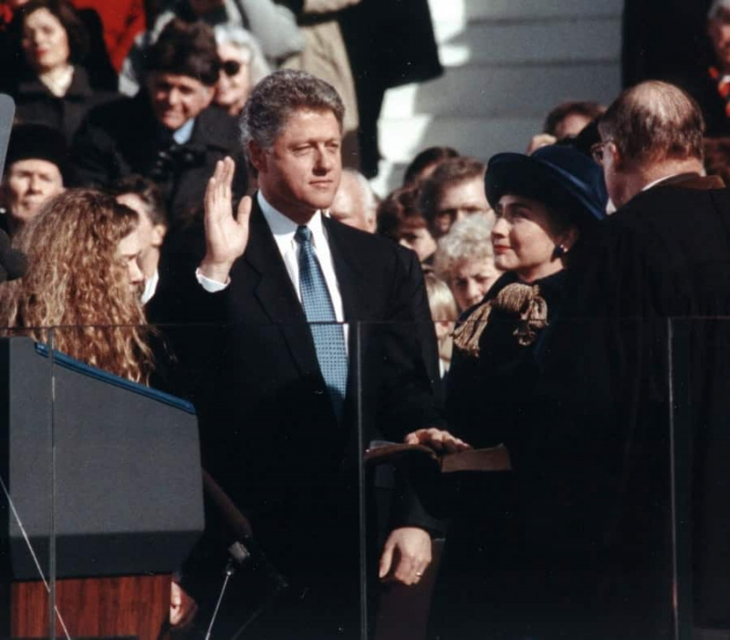 Clinton 1993 v tmavém obleku