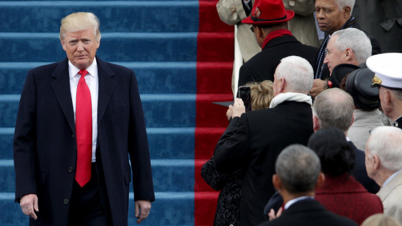 Trump v den inaugurace 20. ledna 2017 měl na sobě tmavý kabátek a červenou lesklou saténovou kravatu, která sahá daleko za pas a míří mu do rozkroku – není to příliš lichotivé