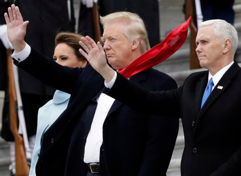Skotská páska na kravatě Trumpa při inauguraci