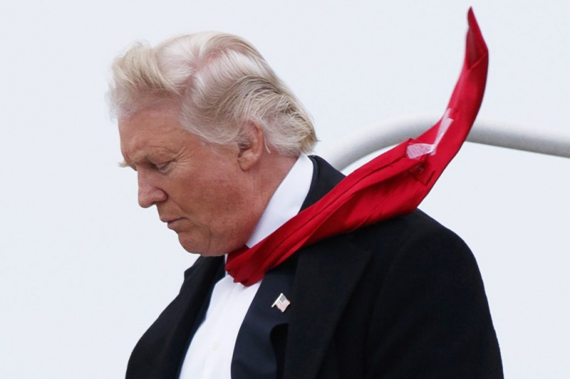 Donald Trump s páskou na kravatě na mezinárodním letišti Indianapolis 1. prosince 2016 v Indianapolis