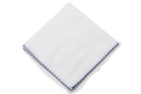 Pochette de costume en flanelle de coton blanc doux avec bords en X bleu pervenche roulés à la main - Fort Belvedere