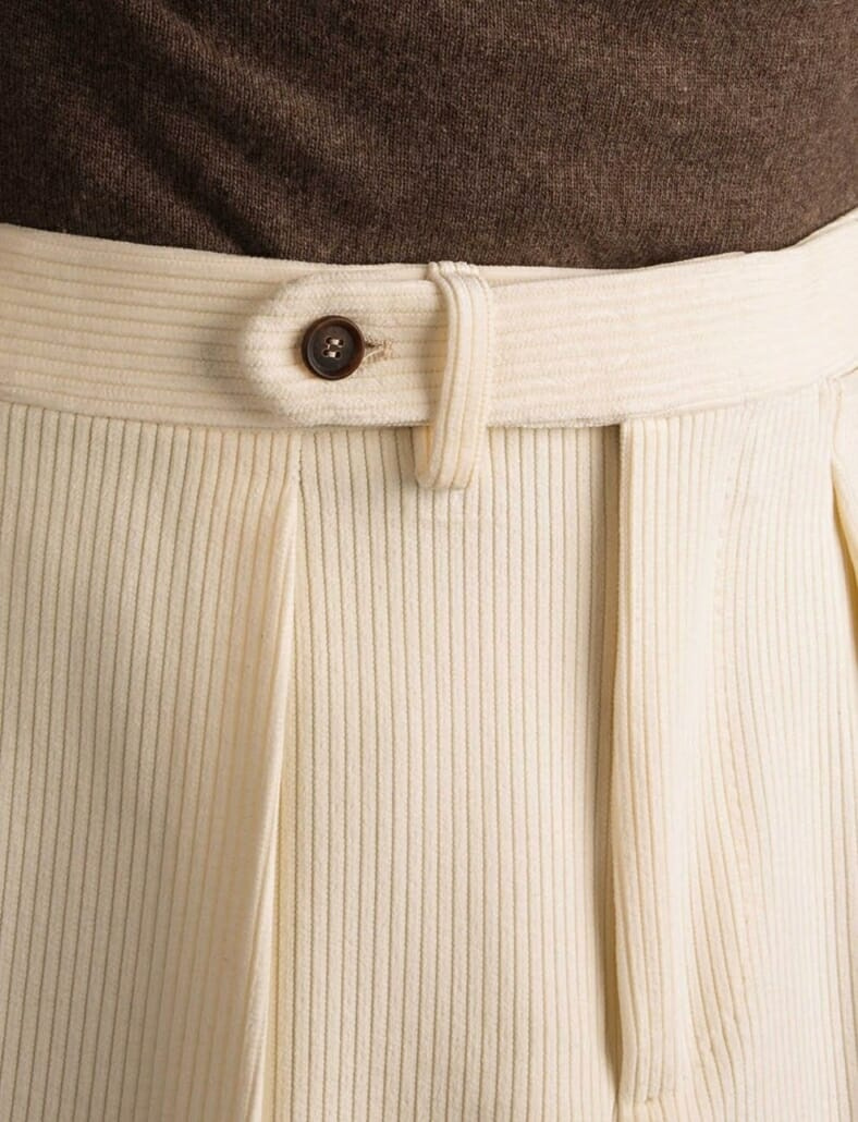 Pantalon taille haute en velours côtelé plissé blanc cassé