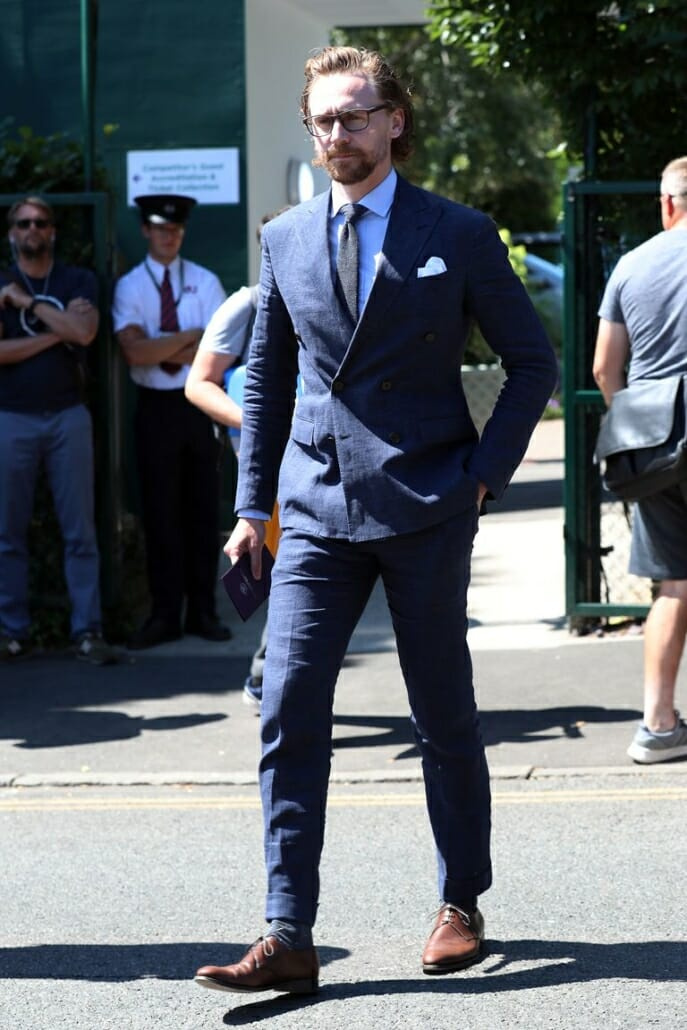 Oblek Toma Hiddlestona