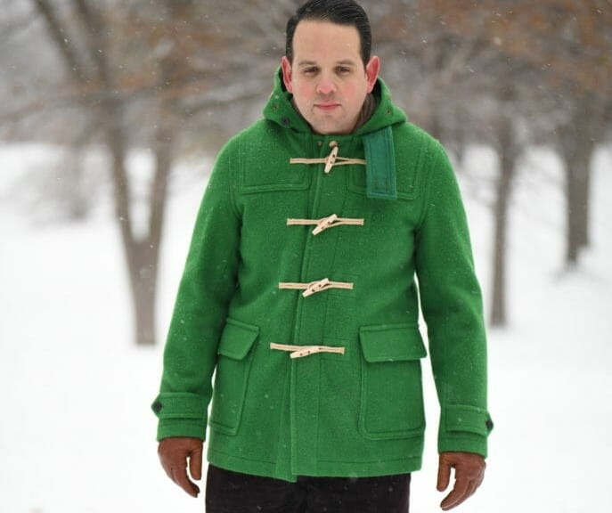 Sven portant un duffle-coat vert audacieux