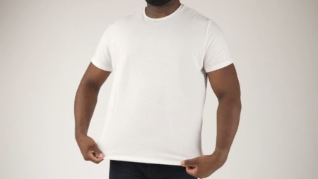 A t-shirt branca é um must-have versátil do guarda-roupa!
