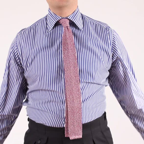 Raphael yllään sininen raidallinen pitkähihainen mekkopaita, jossa vaaleanpunainen kirjava solmio