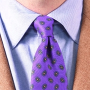 Modrá společenská košile s fialovou paisley kravatou z Fort Belvedere