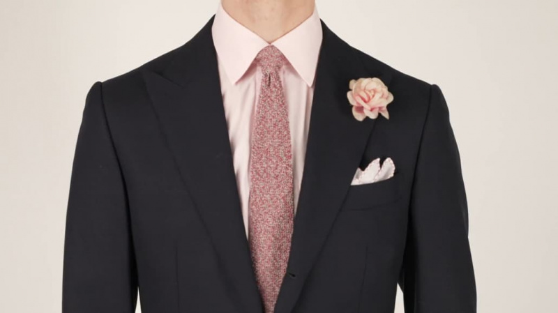 Preston yllään magenta pinkki solmio ja harmaa cri de la soie silkki sekä pellava taskuruutu, joka on vaaleanpunainen. Hän valitsi myös puuterimaisen vaaleanpunaisen ruusuboutonnieren.