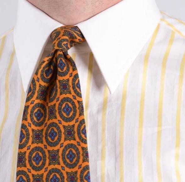 Camisa Winchester listrada amarela clara com gola pontiaguda combinada com gravata de lã Challis em amarelo girassol com padrão verde, azul e vermelho de Fort Belvedere