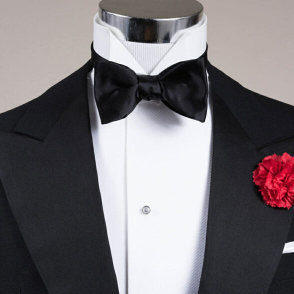 Um manequim vestido com trajes típicos de Black Tie