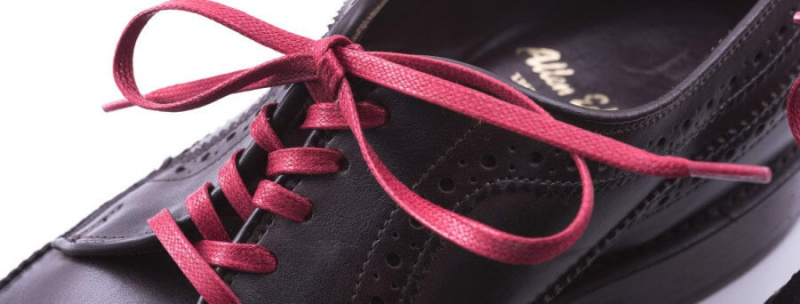 Červené ploché voskované bavlněné tkaničky na botě Derby v křížovém šněrování
