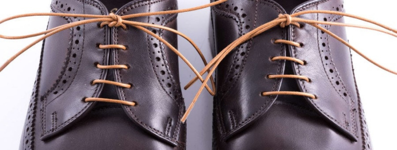 Cadarços de algodão marrom claro em sapatos Derby marrom escuro com cadarço de barra