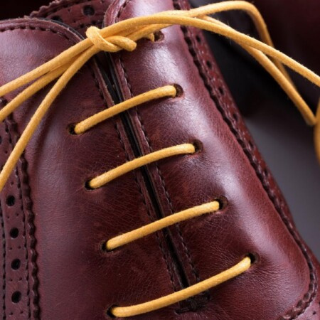 Rich Yellow Shoelaces Round - Lacets de chaussures habillés en coton ciré de luxe par Fort Belvedere