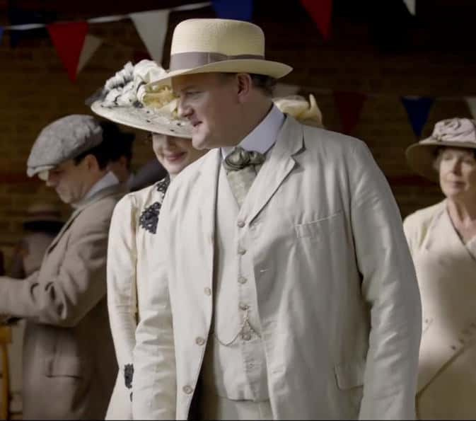 Downton Abbey Earl of Grantham v plátěném letním obleku