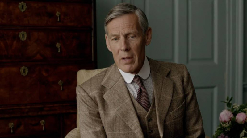 Downton Abbey Lord Merton měl bílou košili s kulatými límečky a širokými klopami