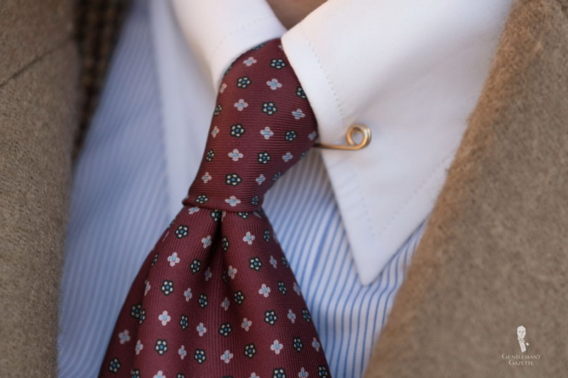 Špendlík na límci by měl být blízko uzlu kravaty, aby jej zvedl.