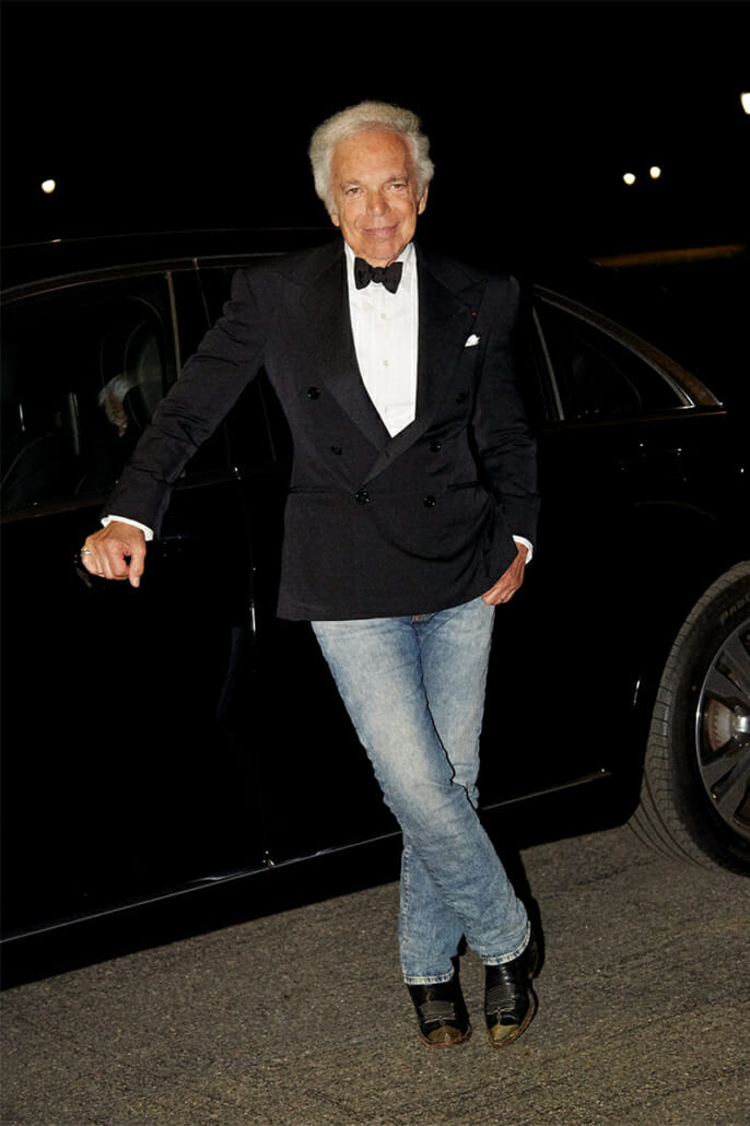 Ralph Lauren na sobě smokingovou bundu s džínami