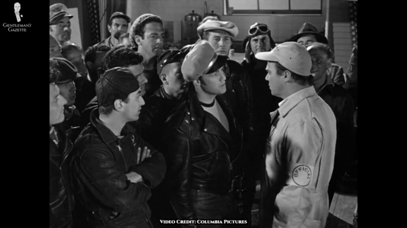 Jaquetas de couro eram vistas como um sinal de rebeldia adolescente na década de 1950, como evidenciado pelo filme de Marlon Brando,
