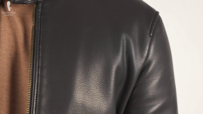 Um olhar de perto de uma jaqueta de couro preta