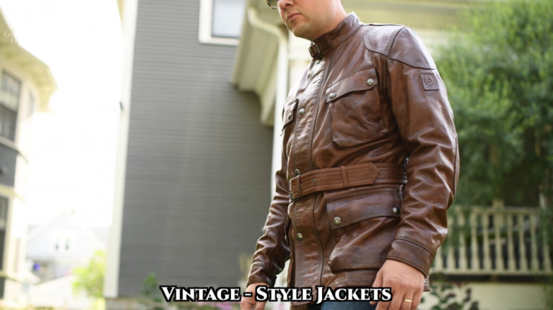 Raphael portant une veste en cuir de style vintage.