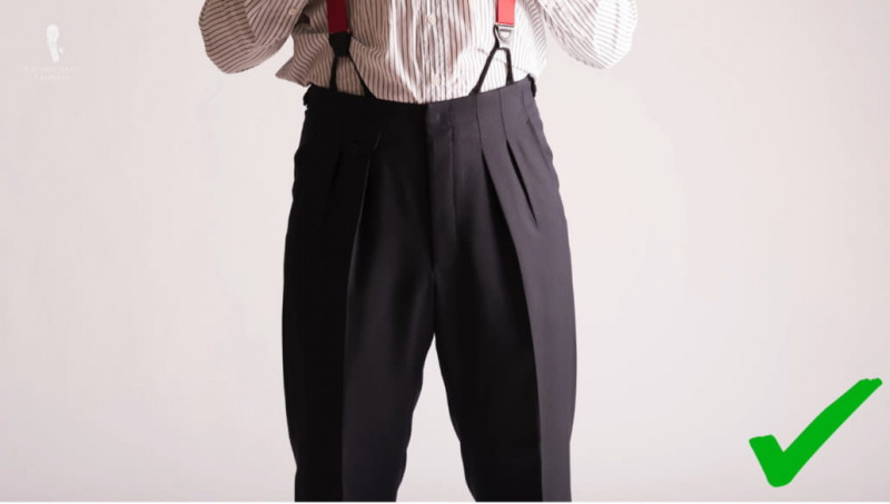 Námořnické kalhoty s vnitřními záhyby, které se nosí s podvazky pro hladký vzhled