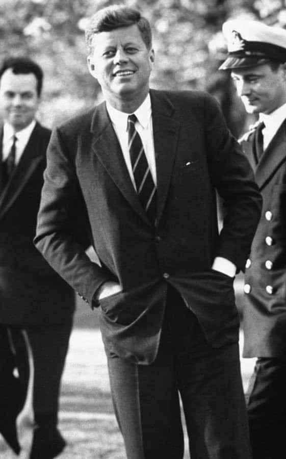 John F Kennedy en costume SB associé à une cravate à rayures