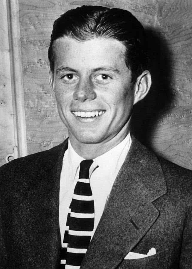 Le jeune John F. Kennedy dans une veste en tweed et une cravate à rayures