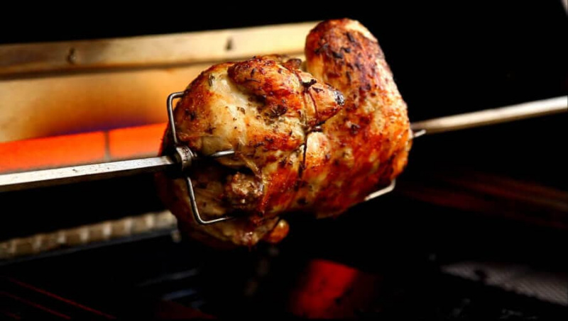 Pečené kuře na ohnivém rožni je snadné jídlo pro dav
