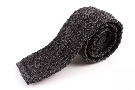 Pletena kravata od prošarane srebrno sive svile