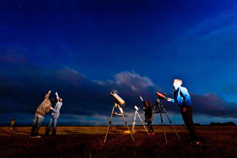 Groupe de personnes observant les étoiles
