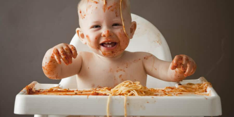 Dítě pokryté špagetami