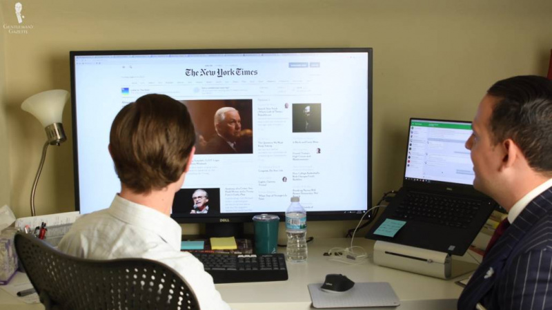 Preston et Raphael assis devant un ordinateur vérifiant le site Web du New York Times.