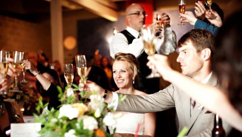 Un toast pour les mariés