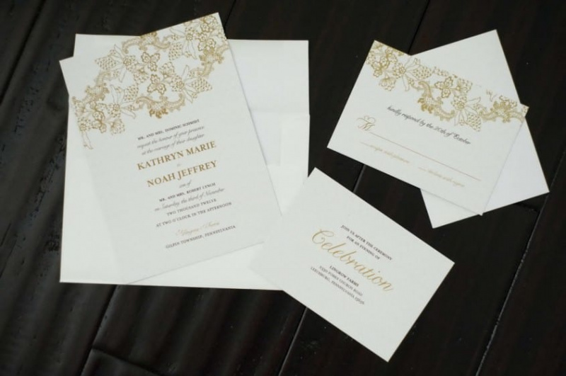 Une invitation de mariage avec une invitation à la réception et une carte-réponse
