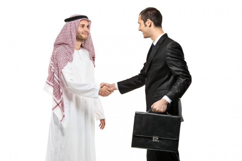 Une personne arabe serrant la main d