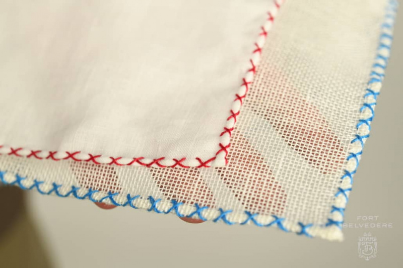 Observe a diferença no lenço de bolso de linho finamente tecido à esquerda e um linho de tecelagem aberta artesanal à direita.