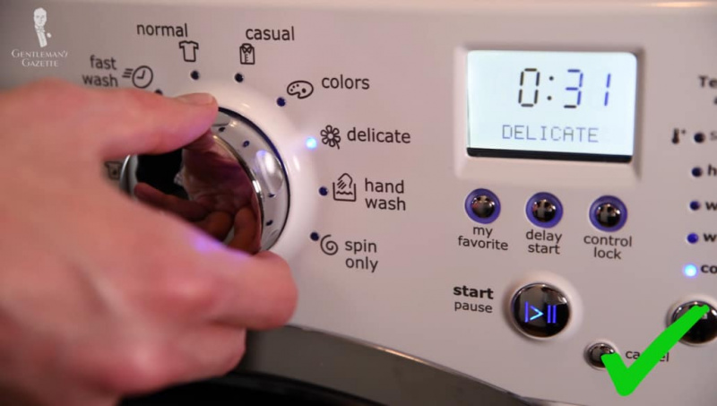 Uma lavagem à mão morna ou lavagem à máquina em ciclo delicado limpa melhor o linho. Mão girando sabe na máquina de lavar