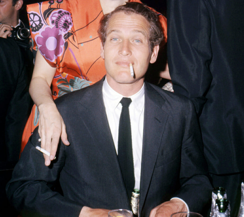 Paul Newman en chemise boutonnée et cravate en tricot