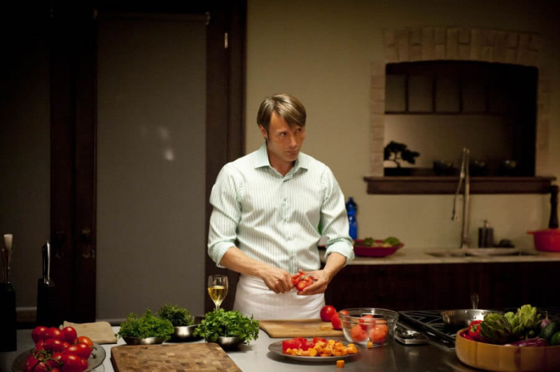 Hannibal est toujours détendu mais élégant en cuisinant