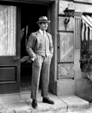 Clark Gable v klobouku fedora spárovaném s 3dílným oblekem s okenními tabulemi – všimněte si délky kalhot