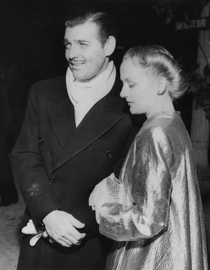 Clark Gable s DB kabátem a velkým přesahem v kombinaci s kontrastním šátkem