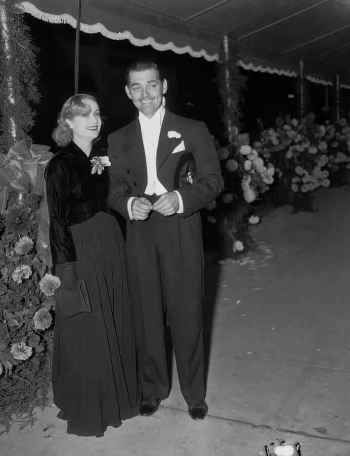 Clark Gable em conjunto de gravata branca adequada com Carole Lombard