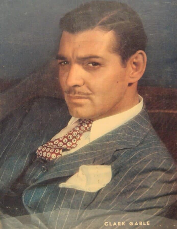 Clark Gable em terno listrado em cores