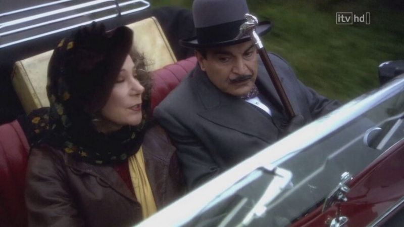 Poirot dans la voiture