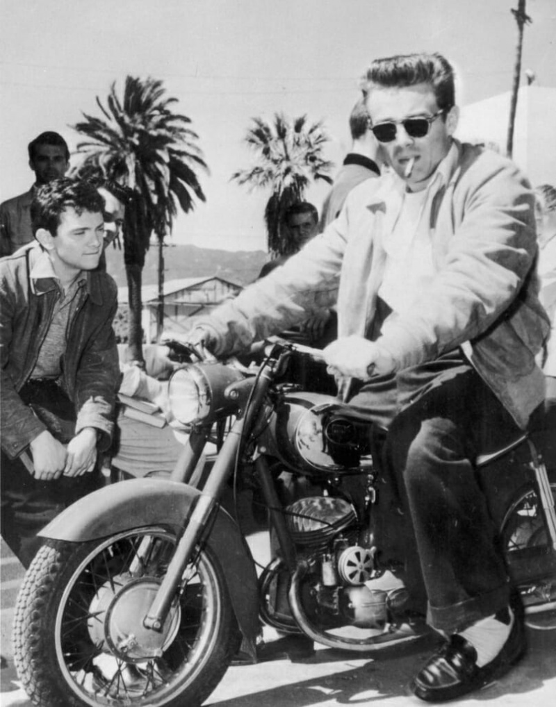James Dean montado em uma motocicleta.