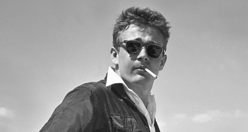 James Dean portant son style préféré de lunettes de soleil.