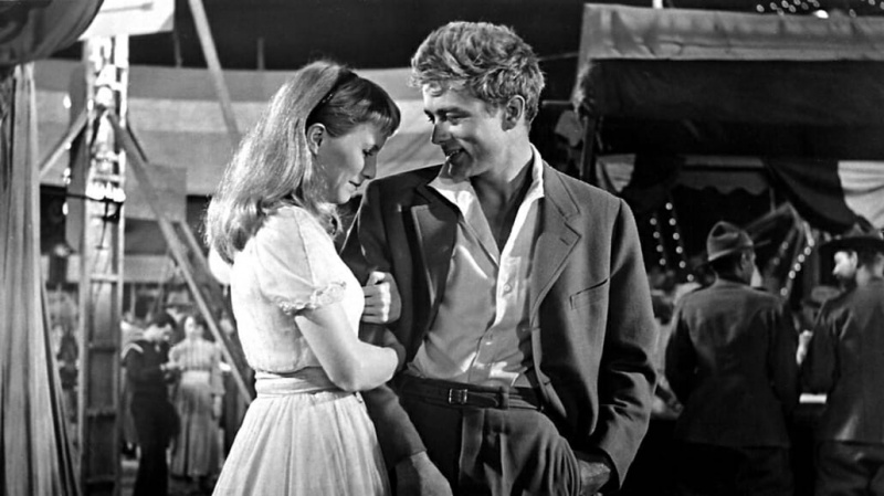 Julie Harris e James Dean em East of Eden, de 1955.